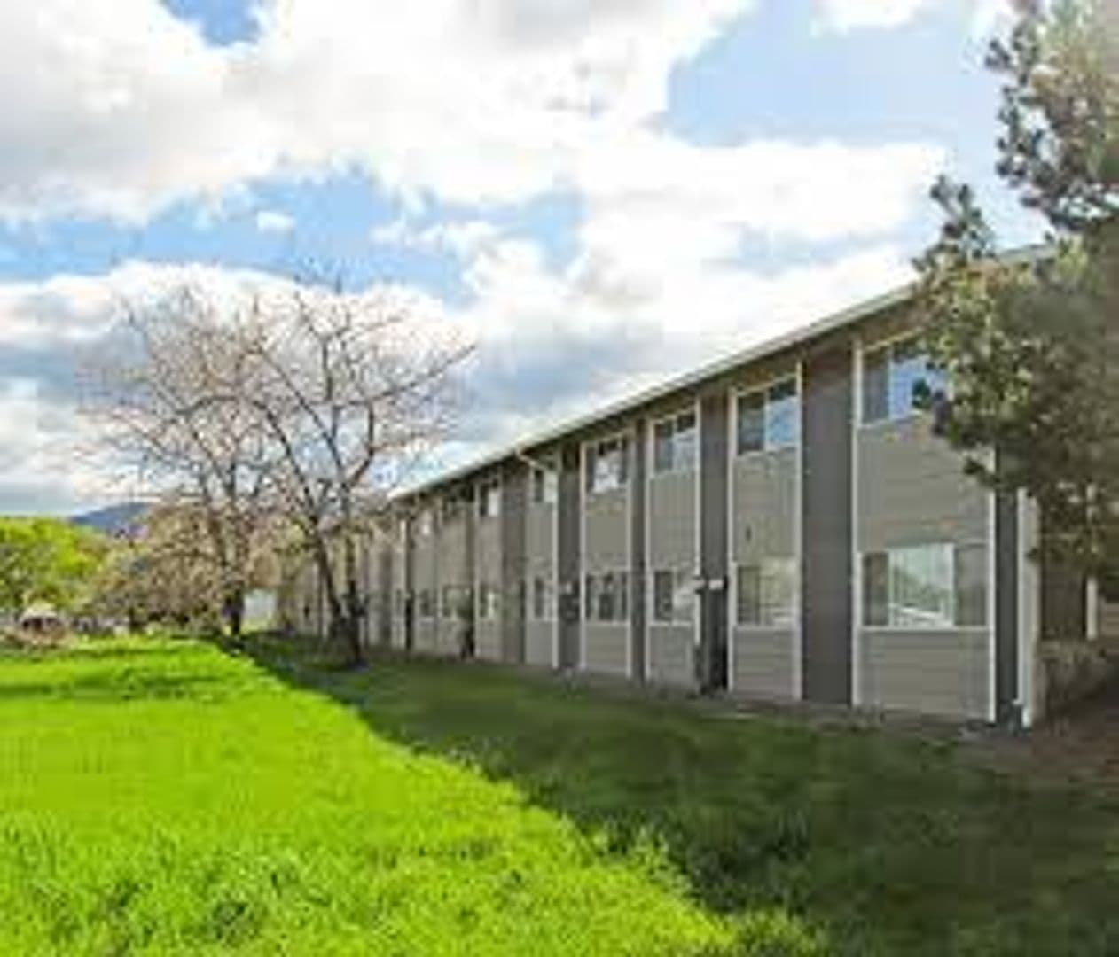 La grande Apartment: 2310 E Q Ave - 43