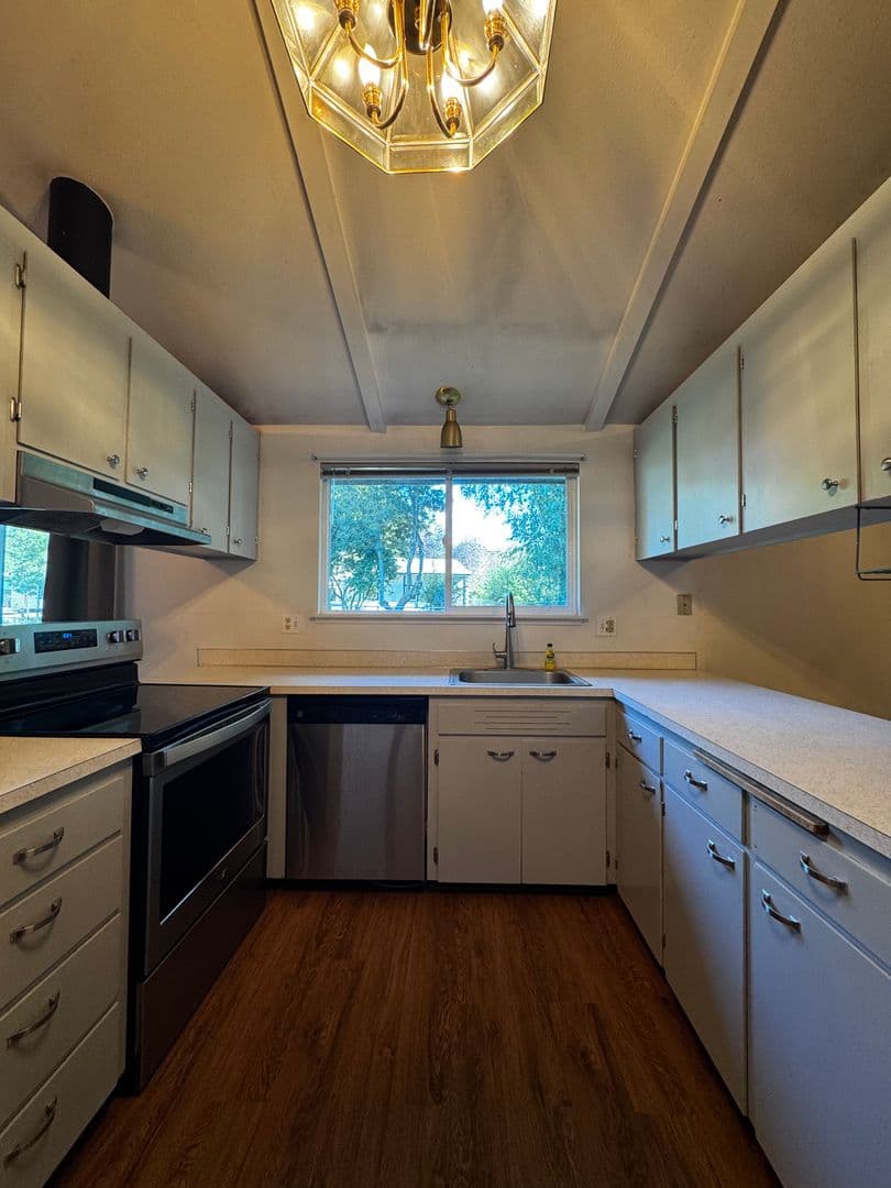 Ellensburg House: 1806 Parklane