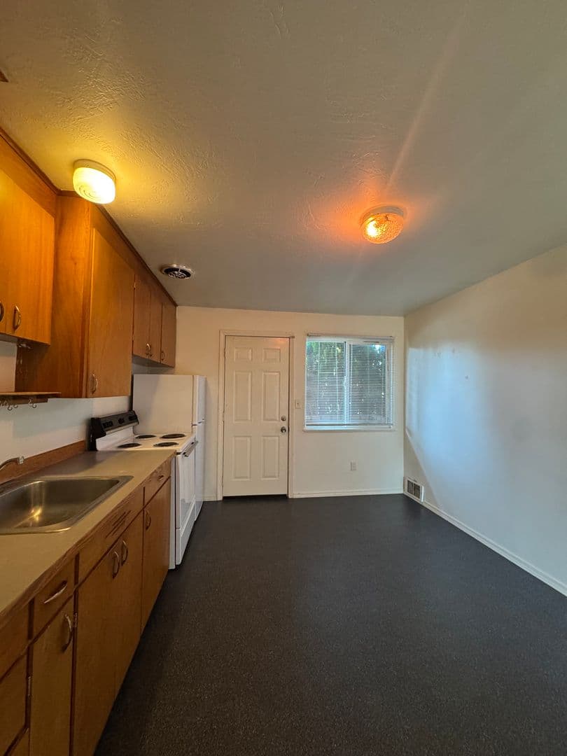 Ellensburg Apartment: 1100 N B St