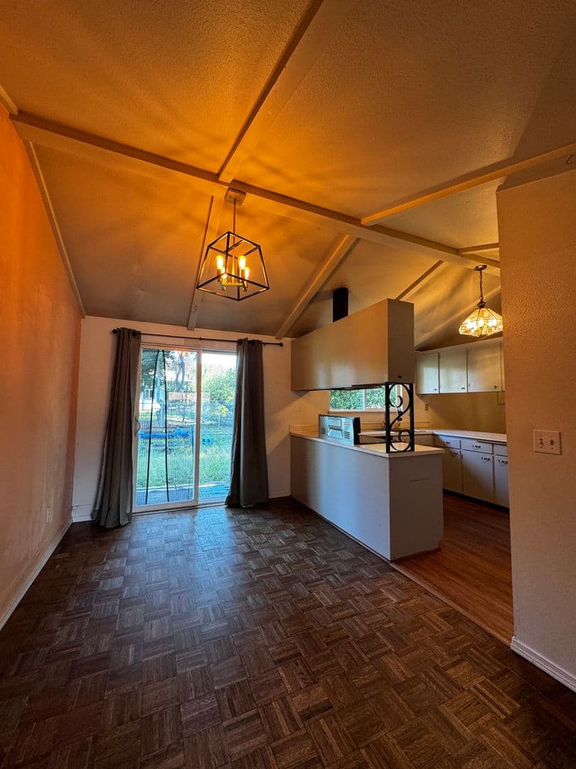 Ellensburg House: 1806 Parklane