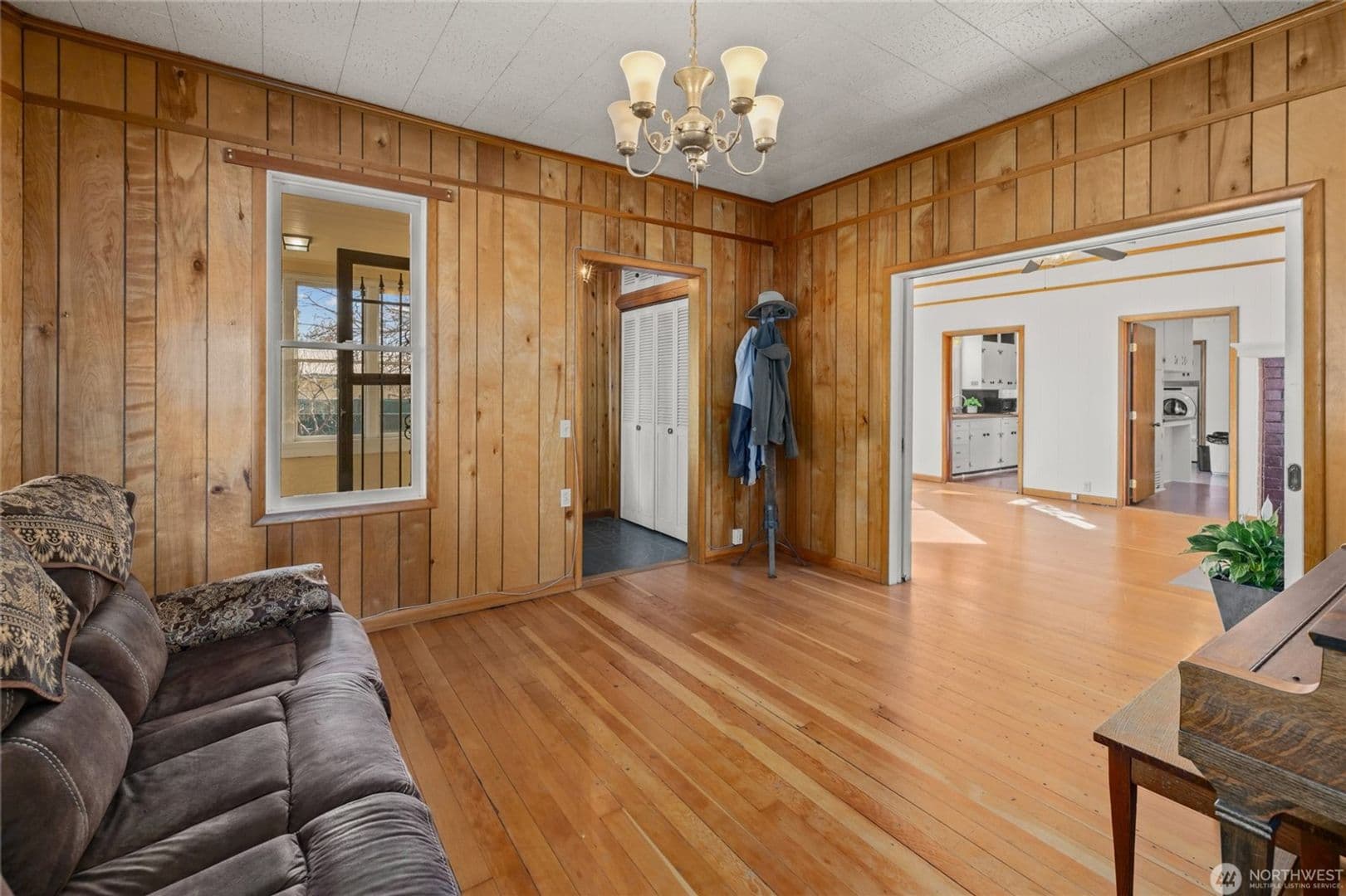 Ellensburg House: 312 E Manitoba