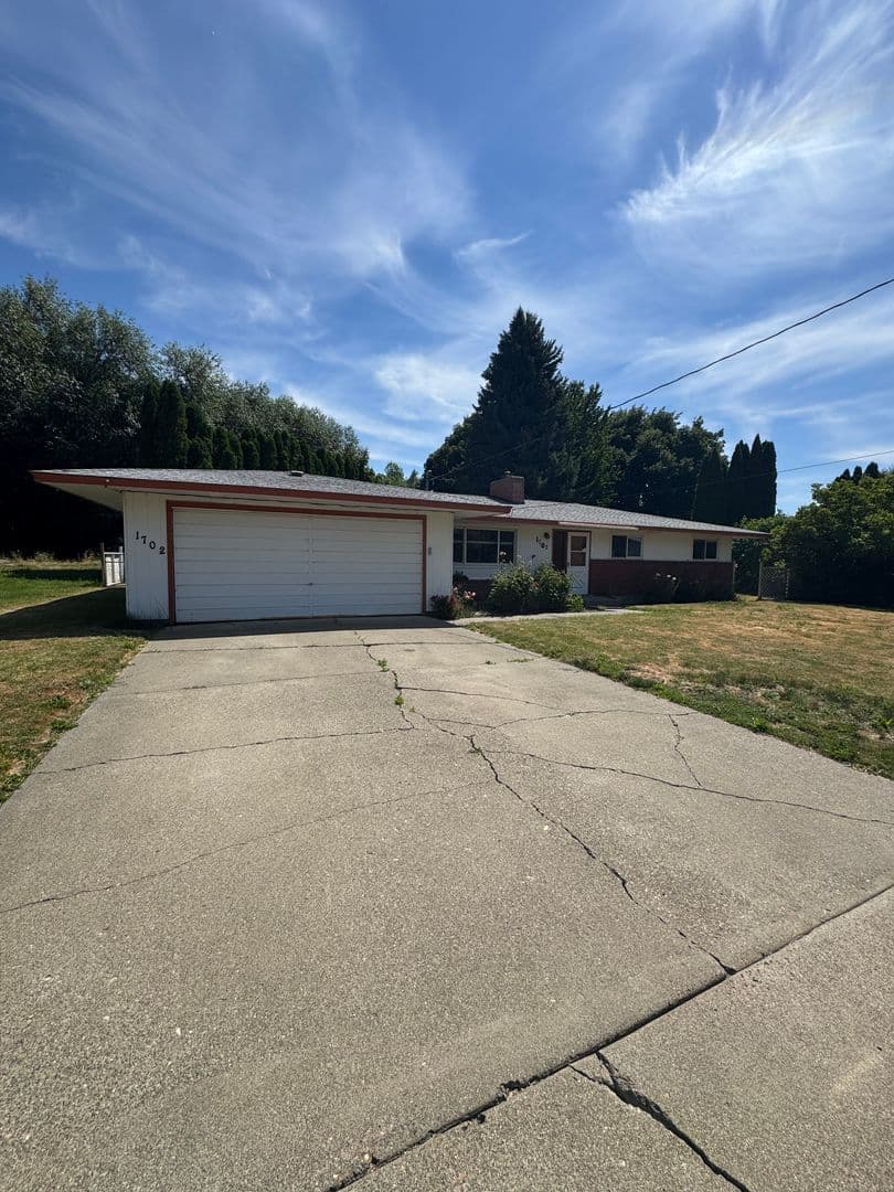 Ellensburg House: 1702 College Pl