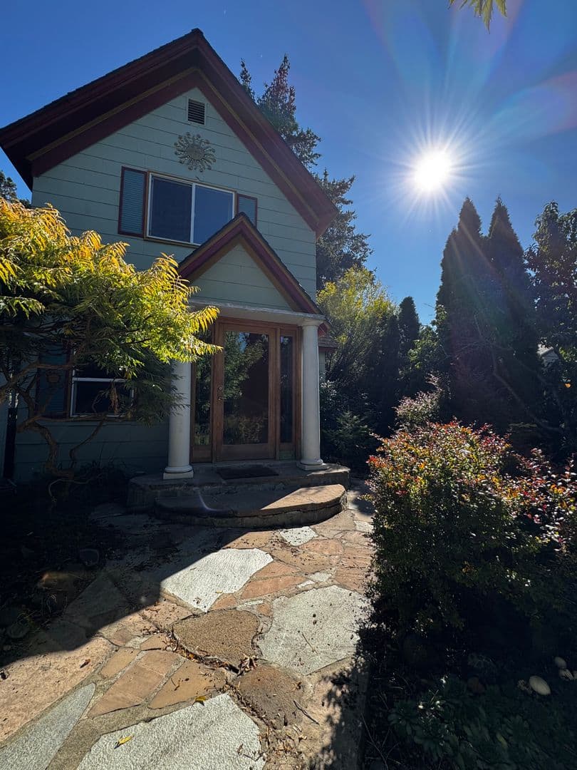 Ellensburg House: 814 E 5th Ave