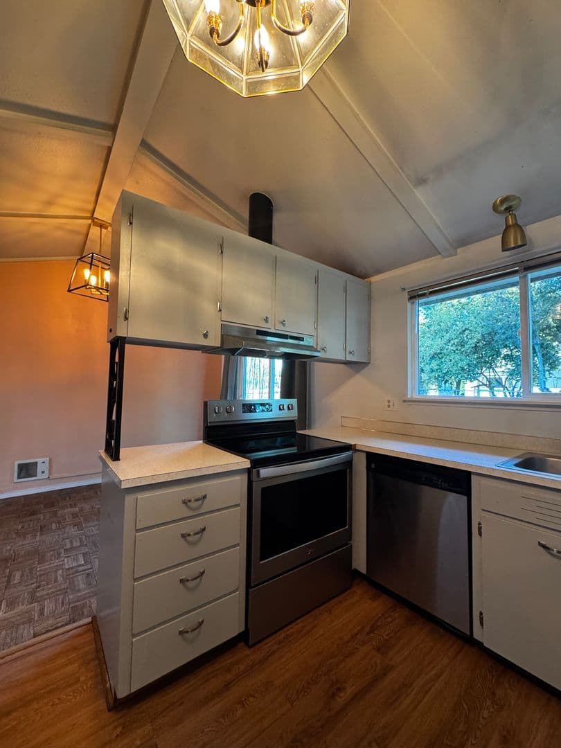 Ellensburg House: 1806 Parklane