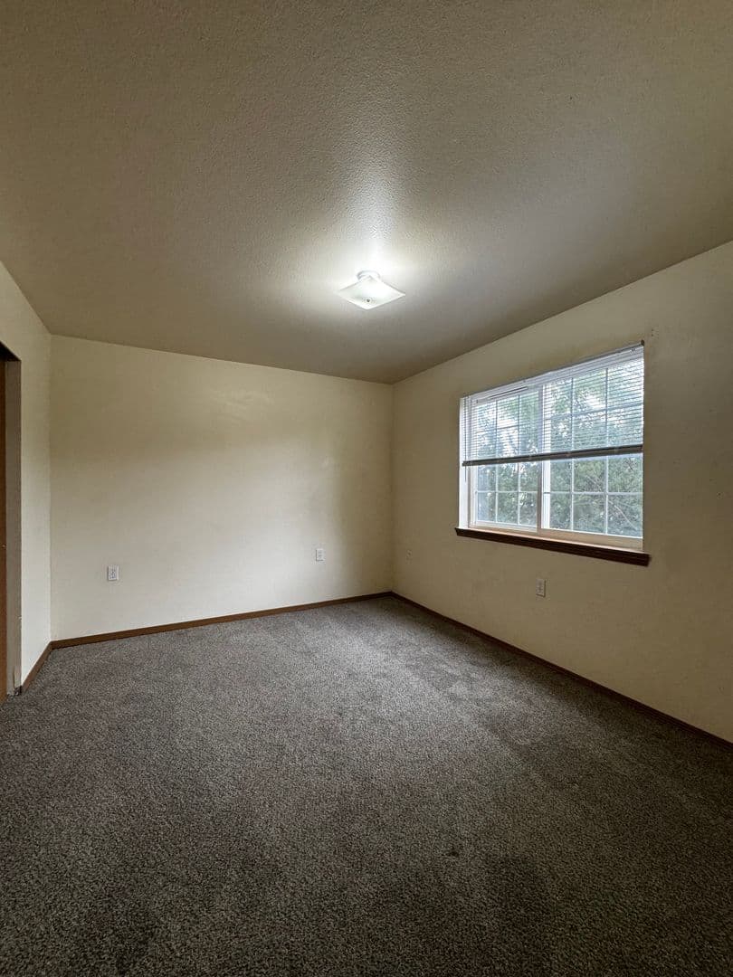 Ellensburg Apartment: 1015 E 18th Ave