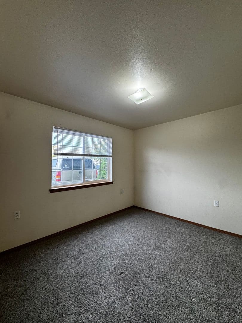 Ellensburg Apartment: 1015 E 18th Ave
