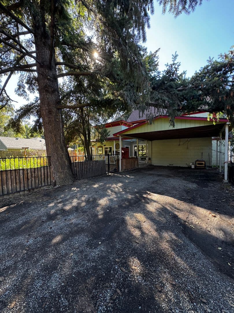 Ellensburg House: 814 E 5th Ave