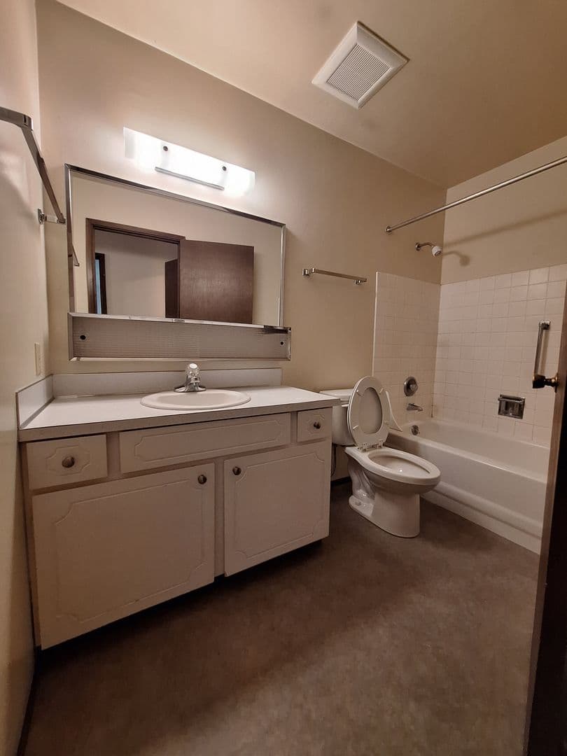 Ellensburg Apartment: 700 E 5th Ave