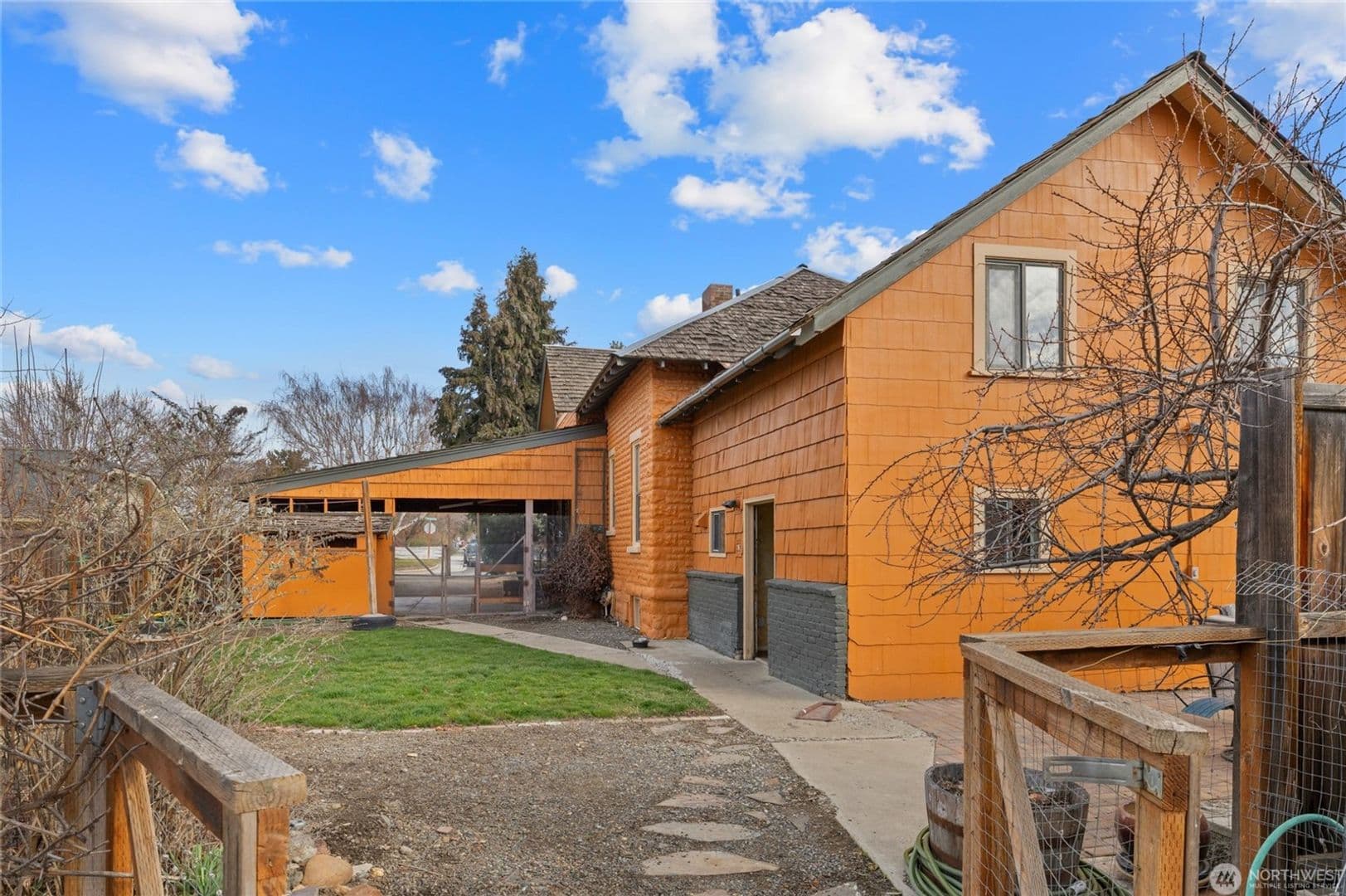 Ellensburg House: 312 E Manitoba