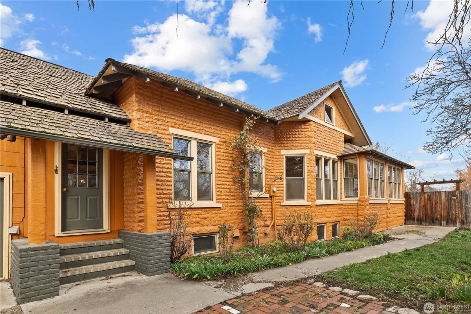 Ellensburg House: 312 E Manitoba