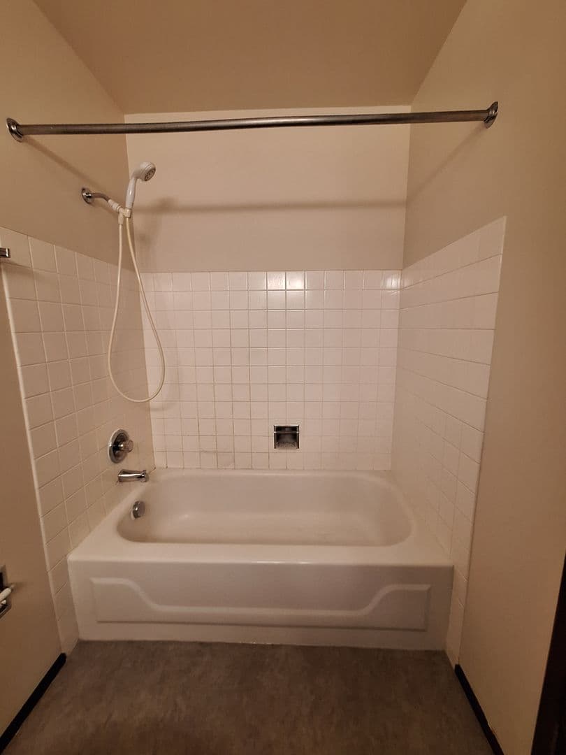 Ellensburg Apartment: 700 E 5th Ave