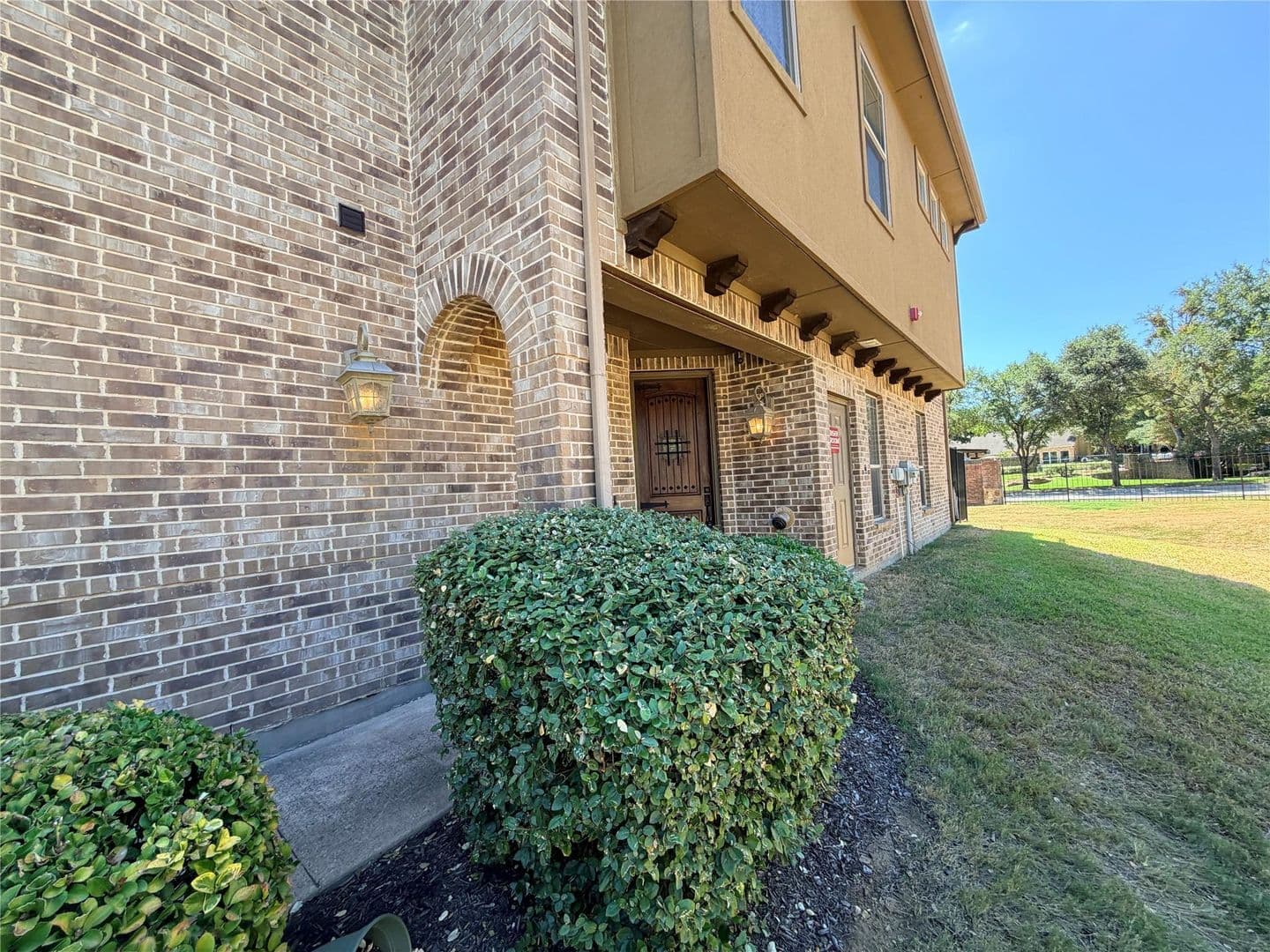 Euless House: 950 Brook Forest Ln