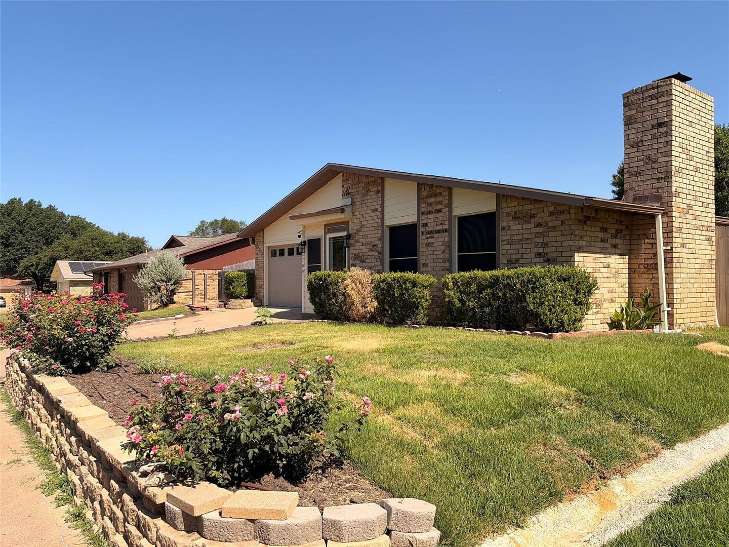 Bedford House: 3709 Pinewood St