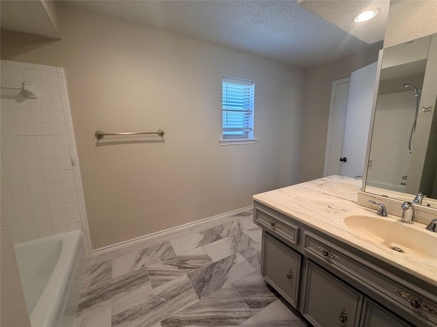 Bedford House: 1620 Lexington Pl