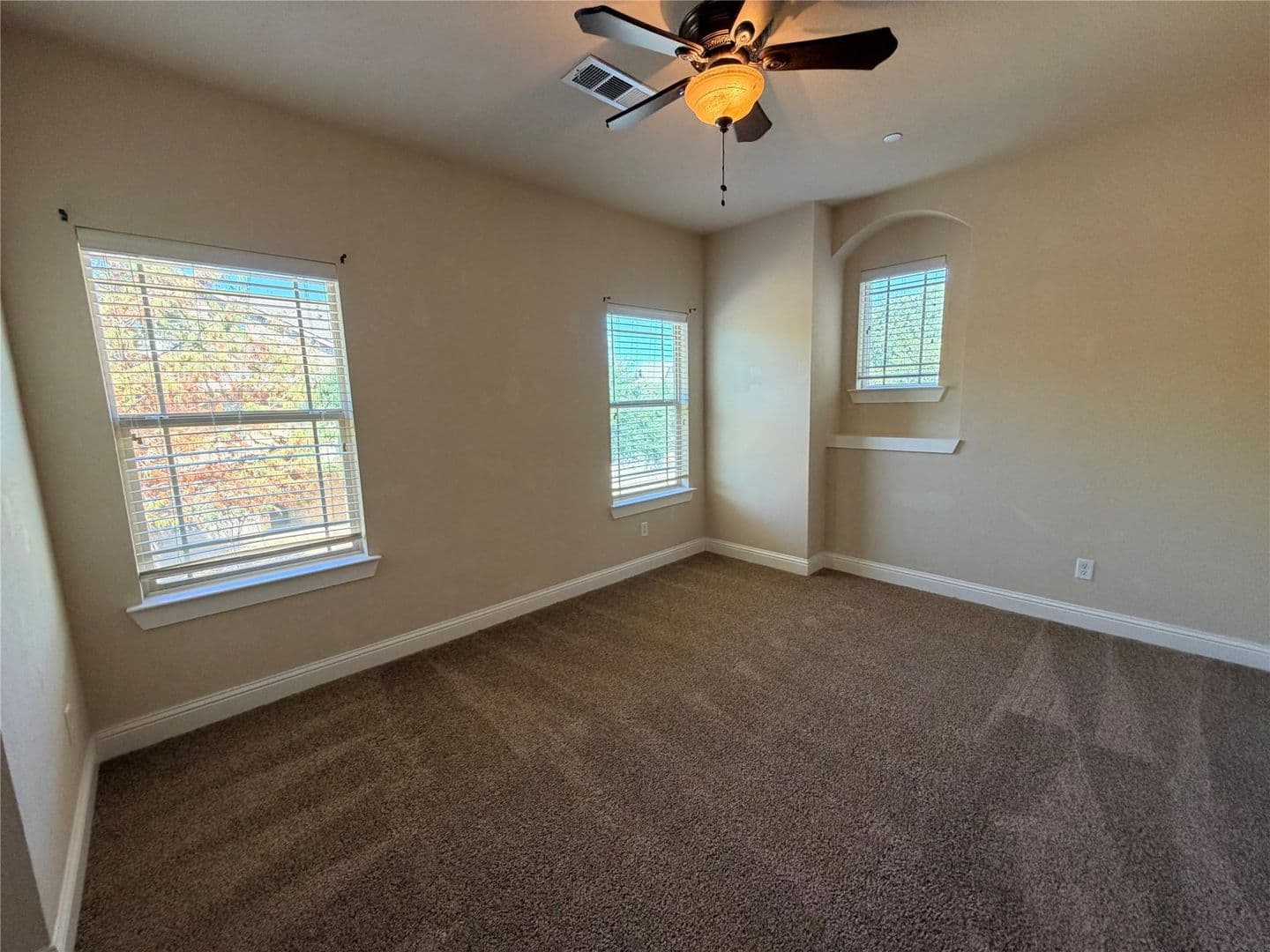Euless House: 950 Brook Forest Ln