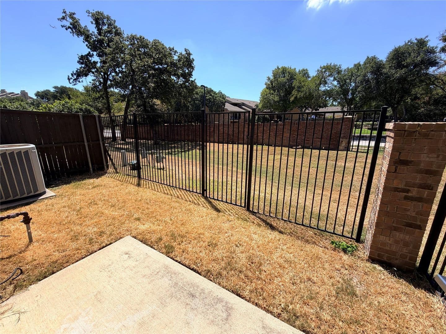 Euless House: 950 Brook Forest Ln
