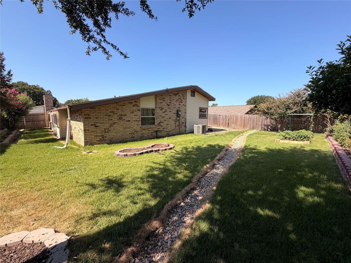 Bedford House: 3709 Pinewood St
