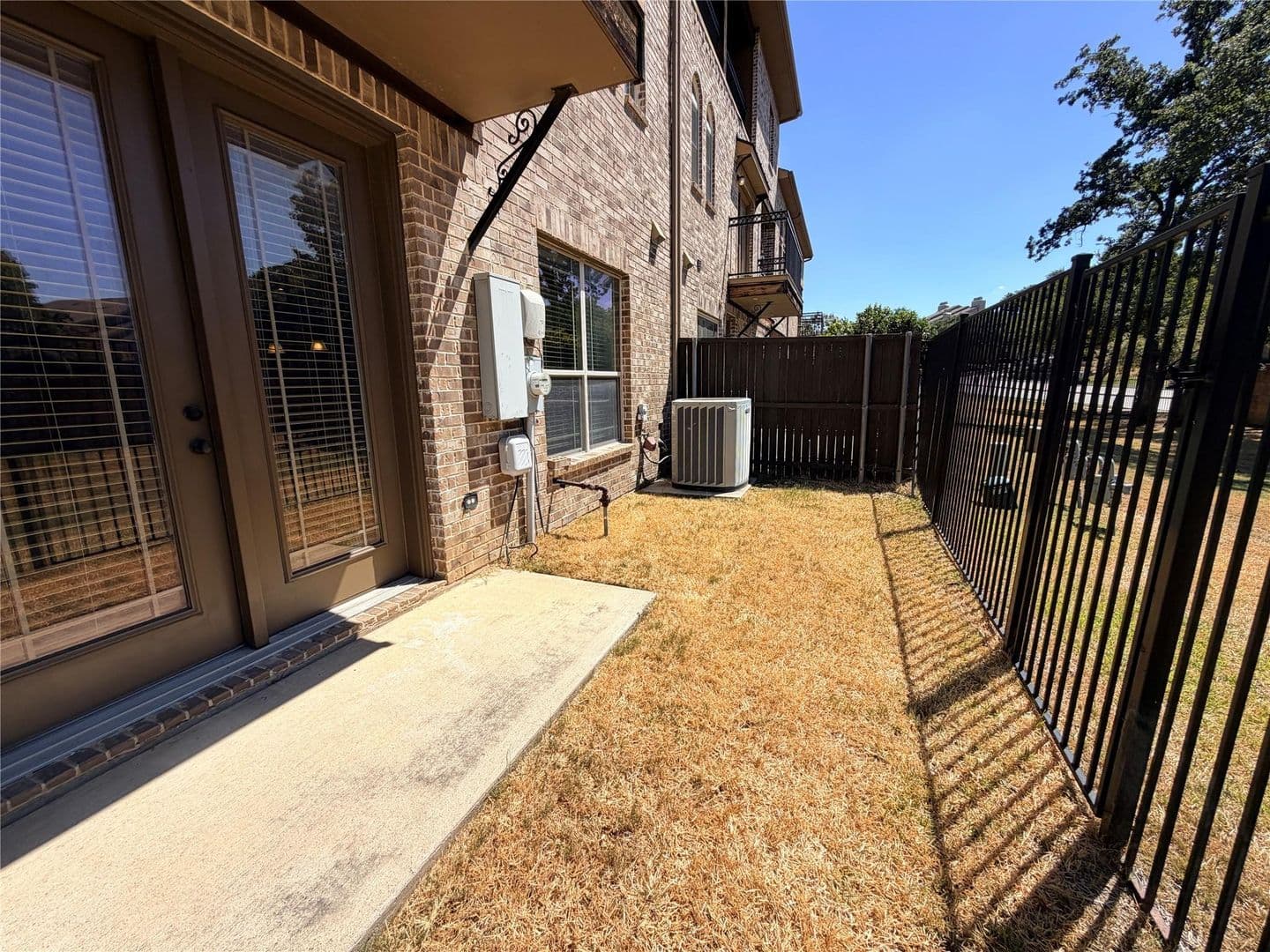 Euless House: 950 Brook Forest Ln