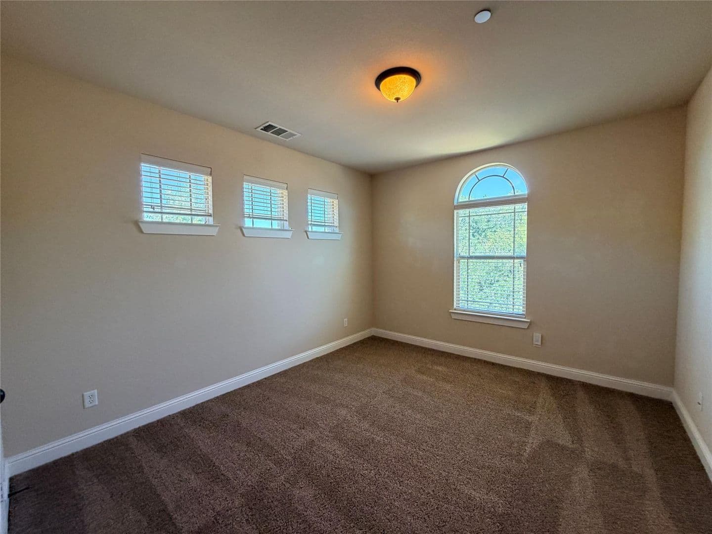 Euless House: 950 Brook Forest Ln