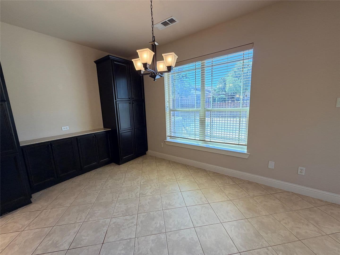 Euless House: 950 Brook Forest Ln