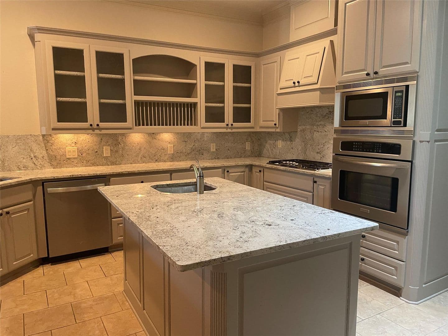 Rockwall House: 326 Harborview Dr