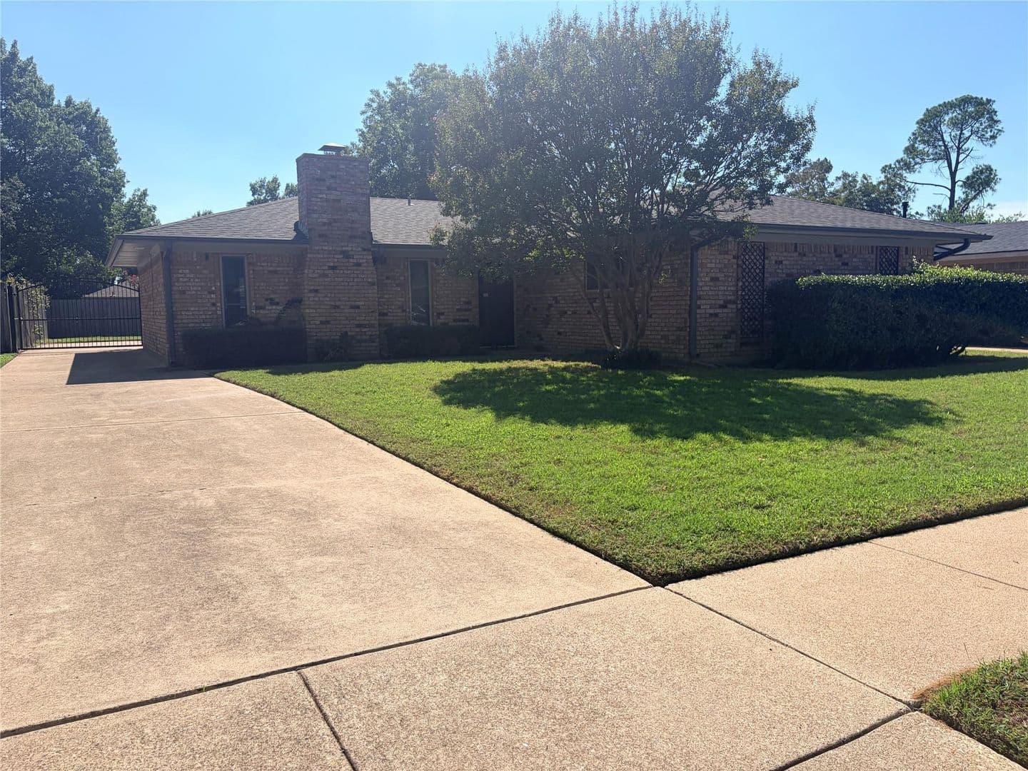 Bedford House: 1620 Lexington Pl