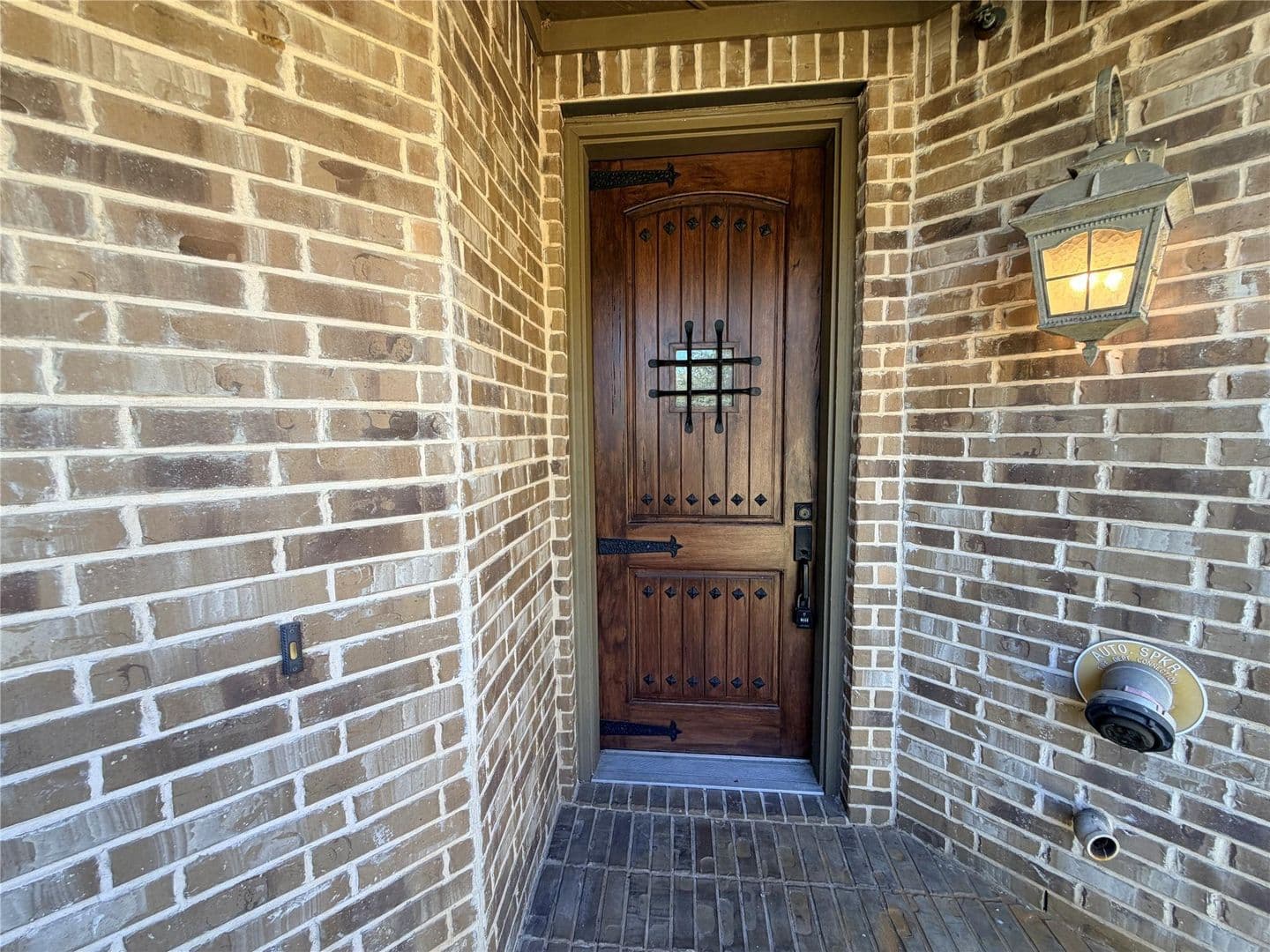 Euless House: 950 Brook Forest Ln