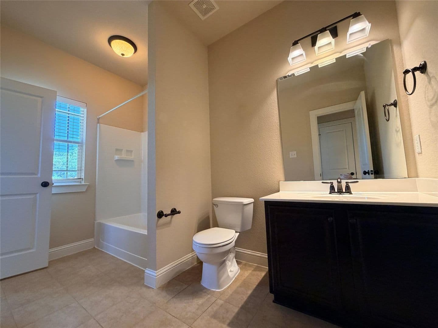 Euless House: 950 Brook Forest Ln