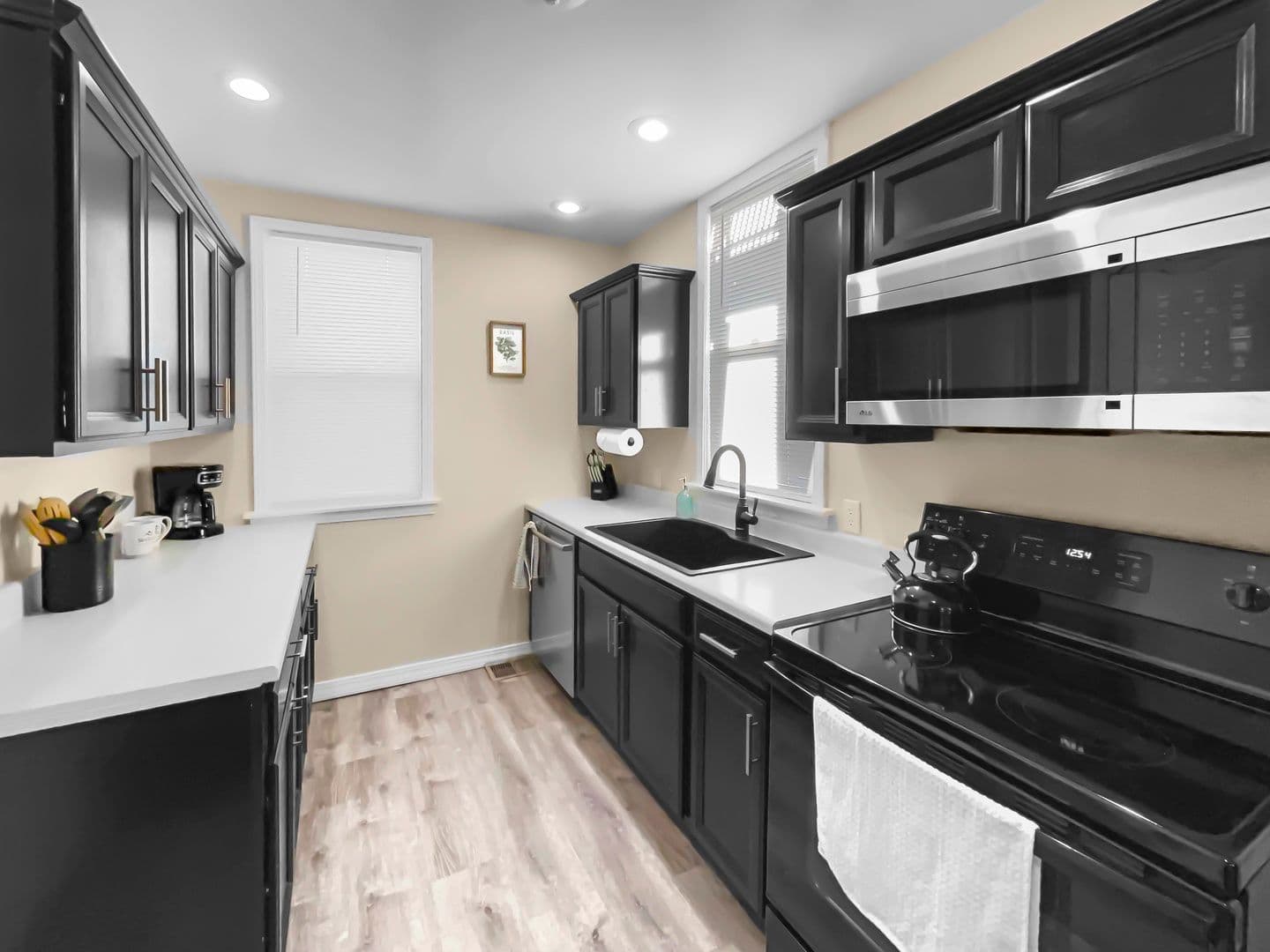 Grand Junction House: 915 Grand Ave