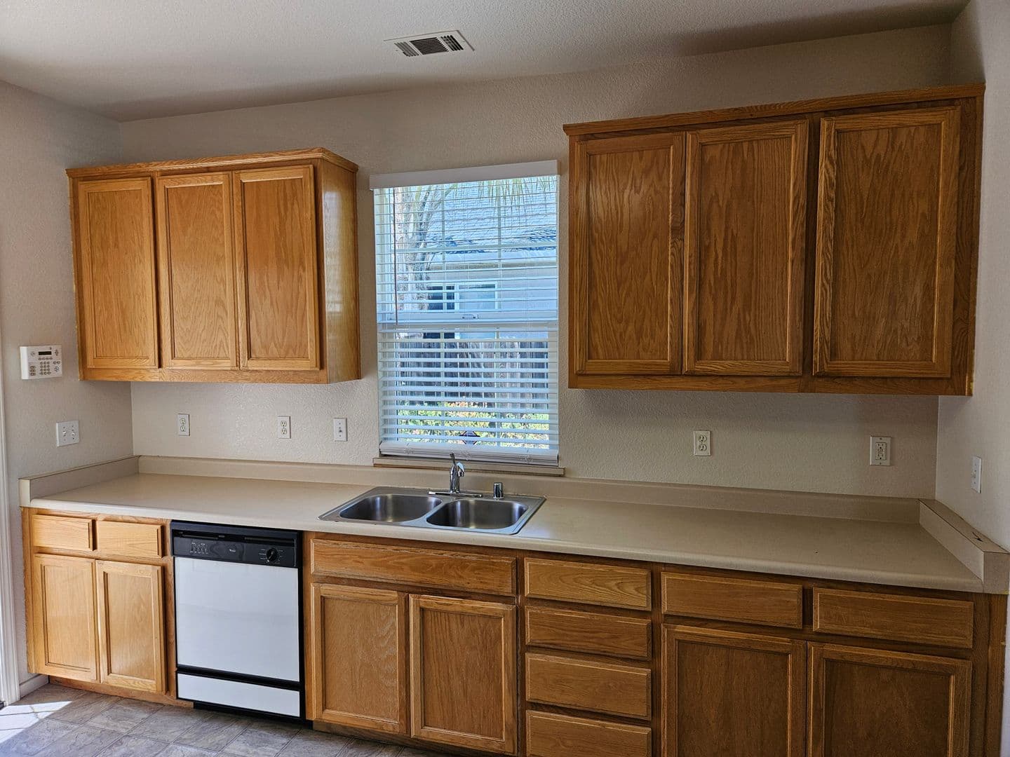 Manteca House: 1161 Syracuse Ln