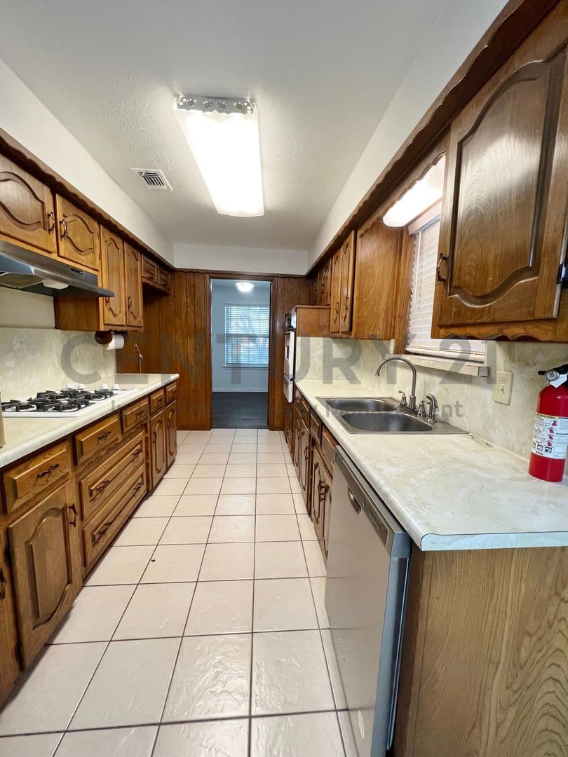 DeSoto House: 1008 Pine Tree Lane
