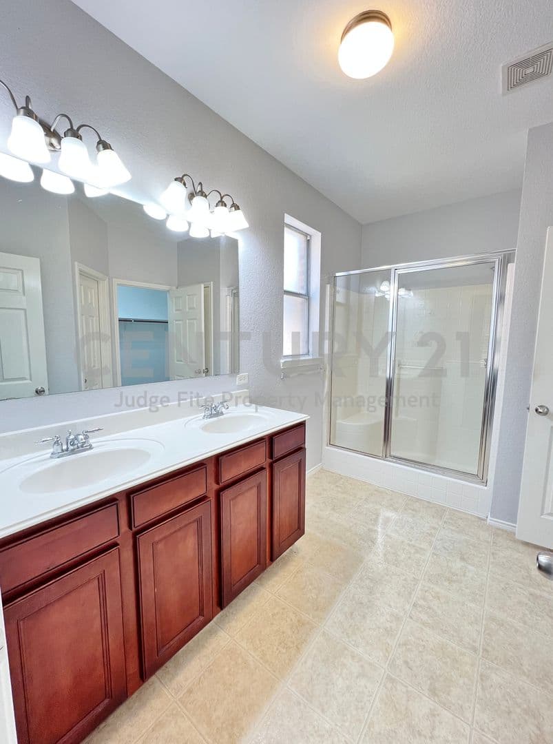 Roanoke House: 15465 Adlong Drive