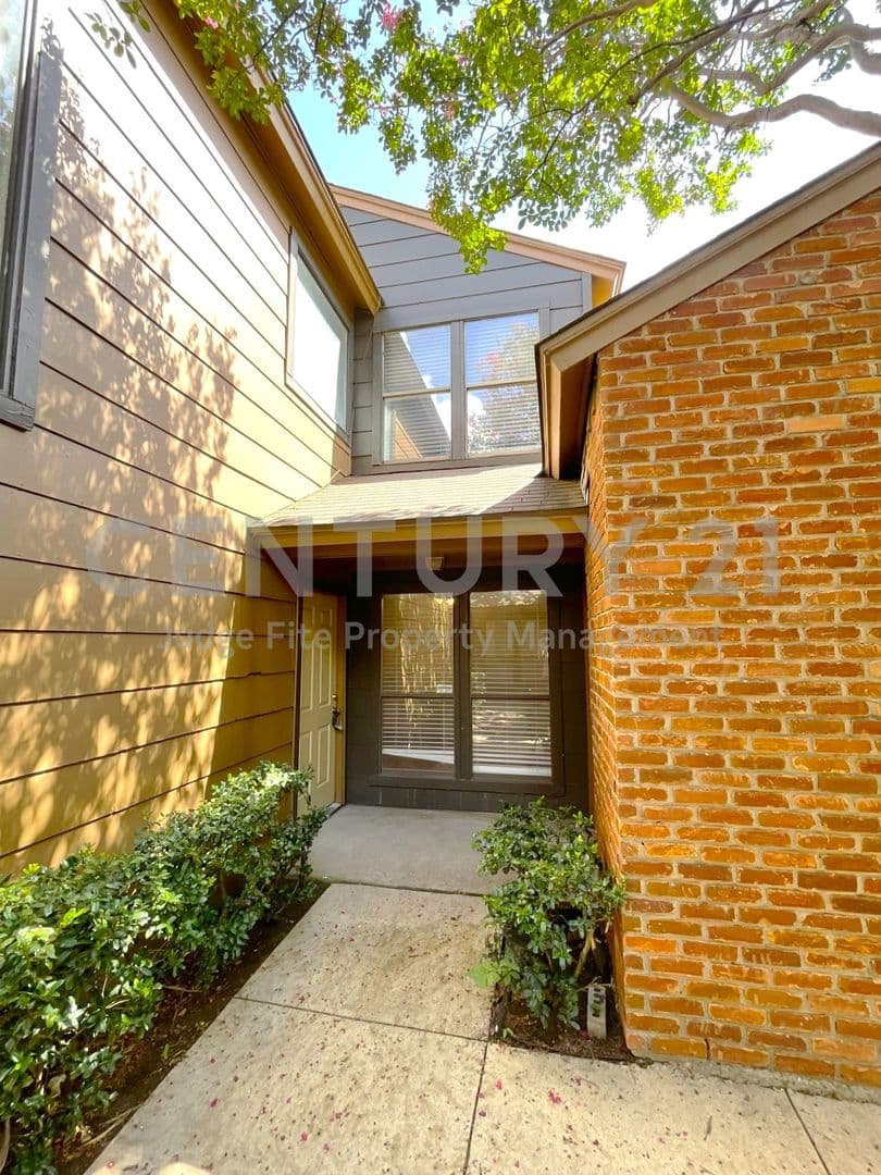 Irving Townhome: 1910 Wilshire Drive
