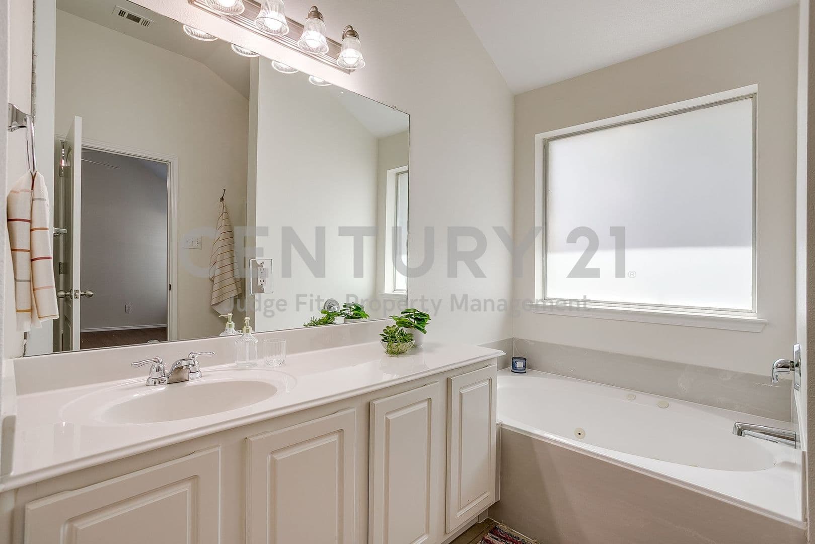 Fort Worth House: 6220 Granite Creek