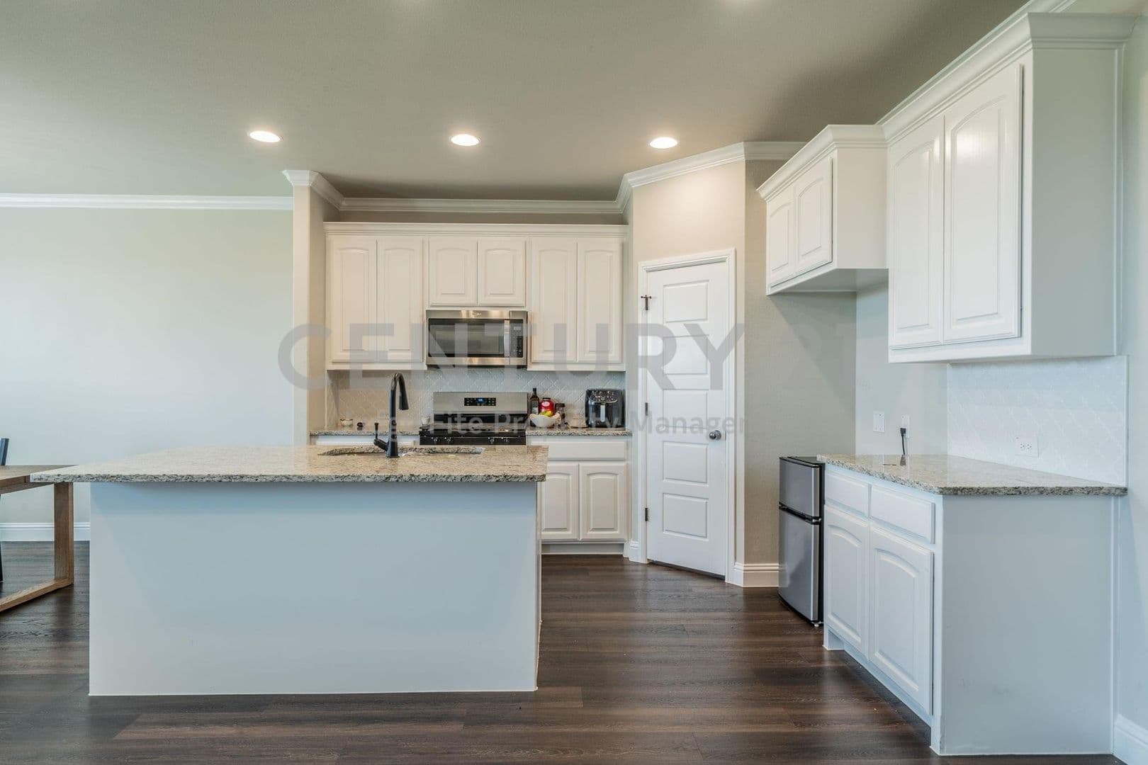Alvarado House: 1057 Nighthawk Trail
