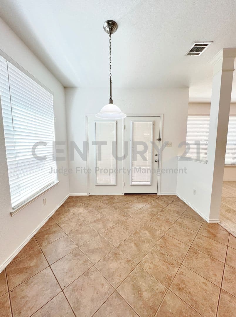 Roanoke House: 15465 Adlong Drive