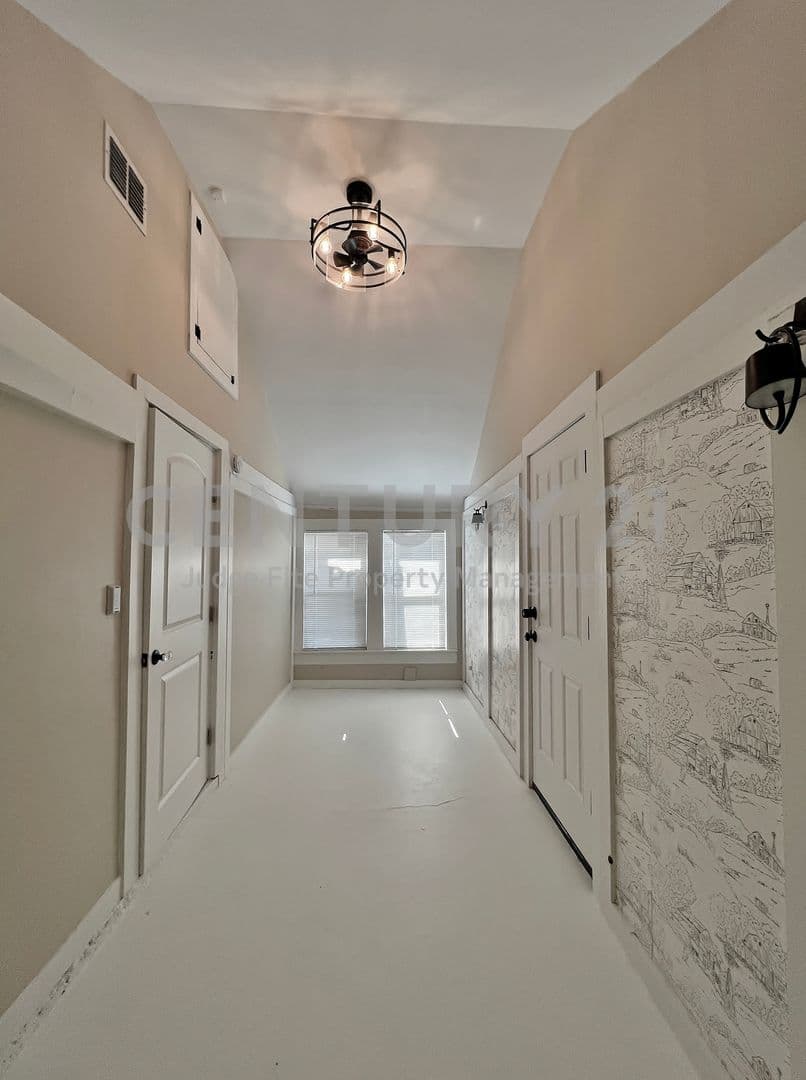 Granbury House: 713 Spring Street
