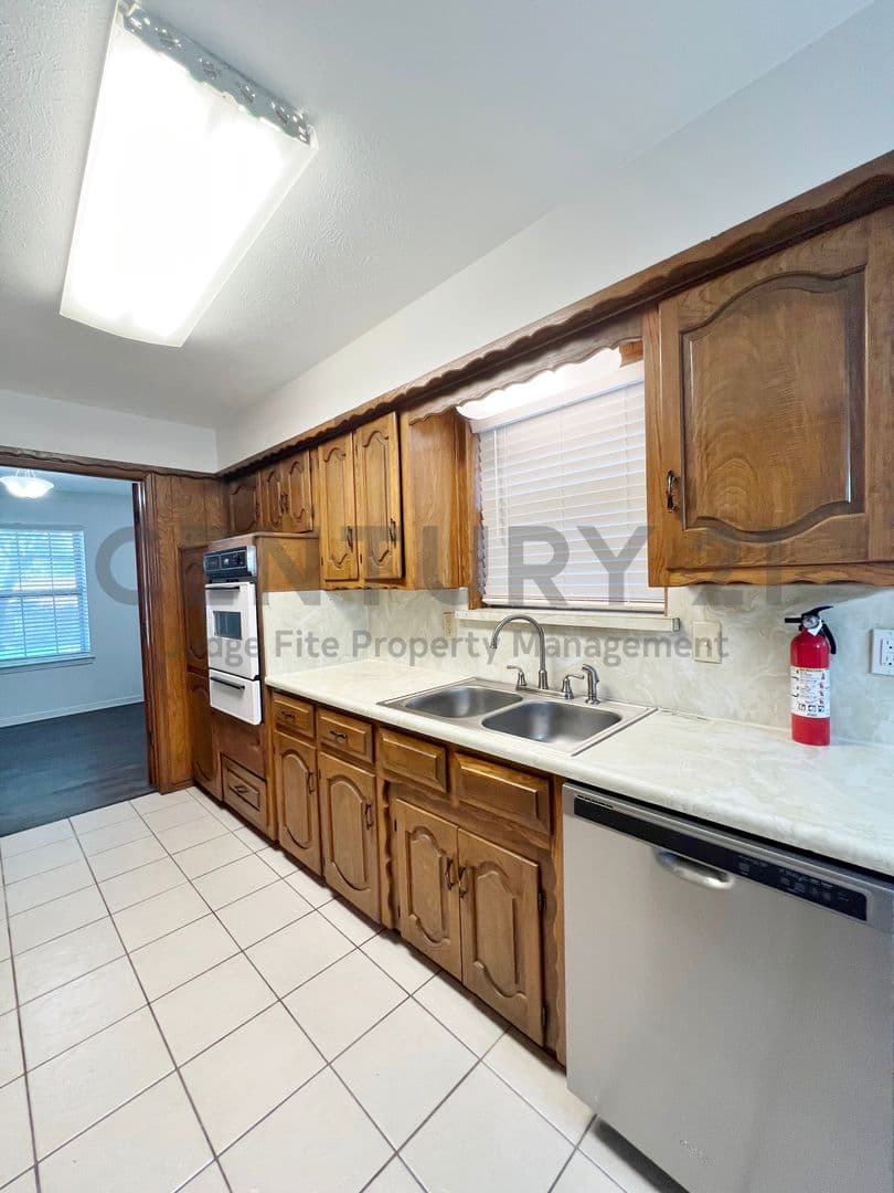 DeSoto House: 1008 Pine Tree Lane