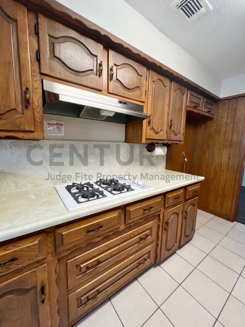 DeSoto House: 1008 Pine Tree Lane