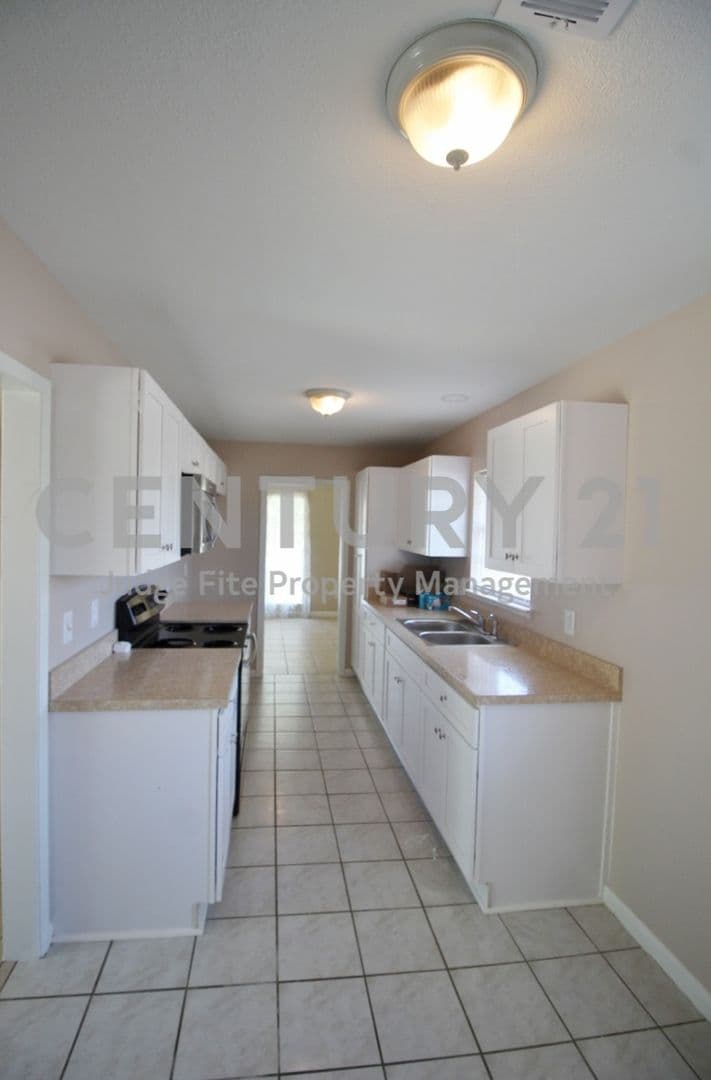 Lancaster House: 821 Rea Avenue