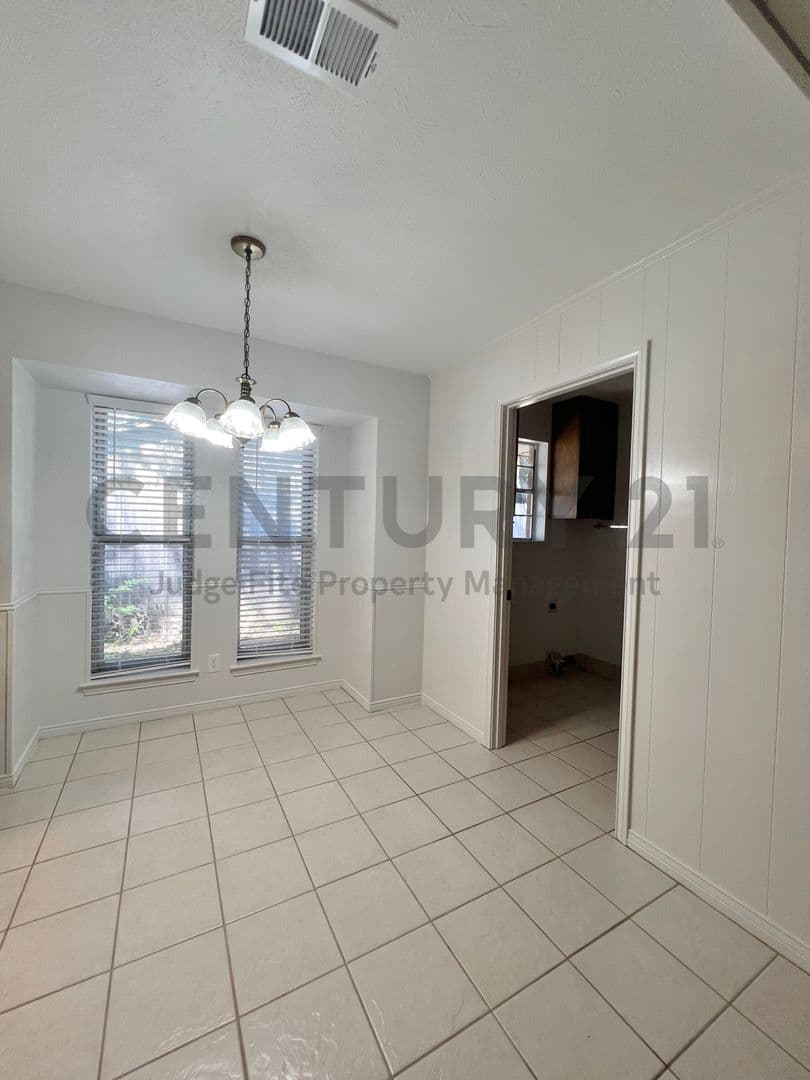 DeSoto House: 1008 Pine Tree Lane