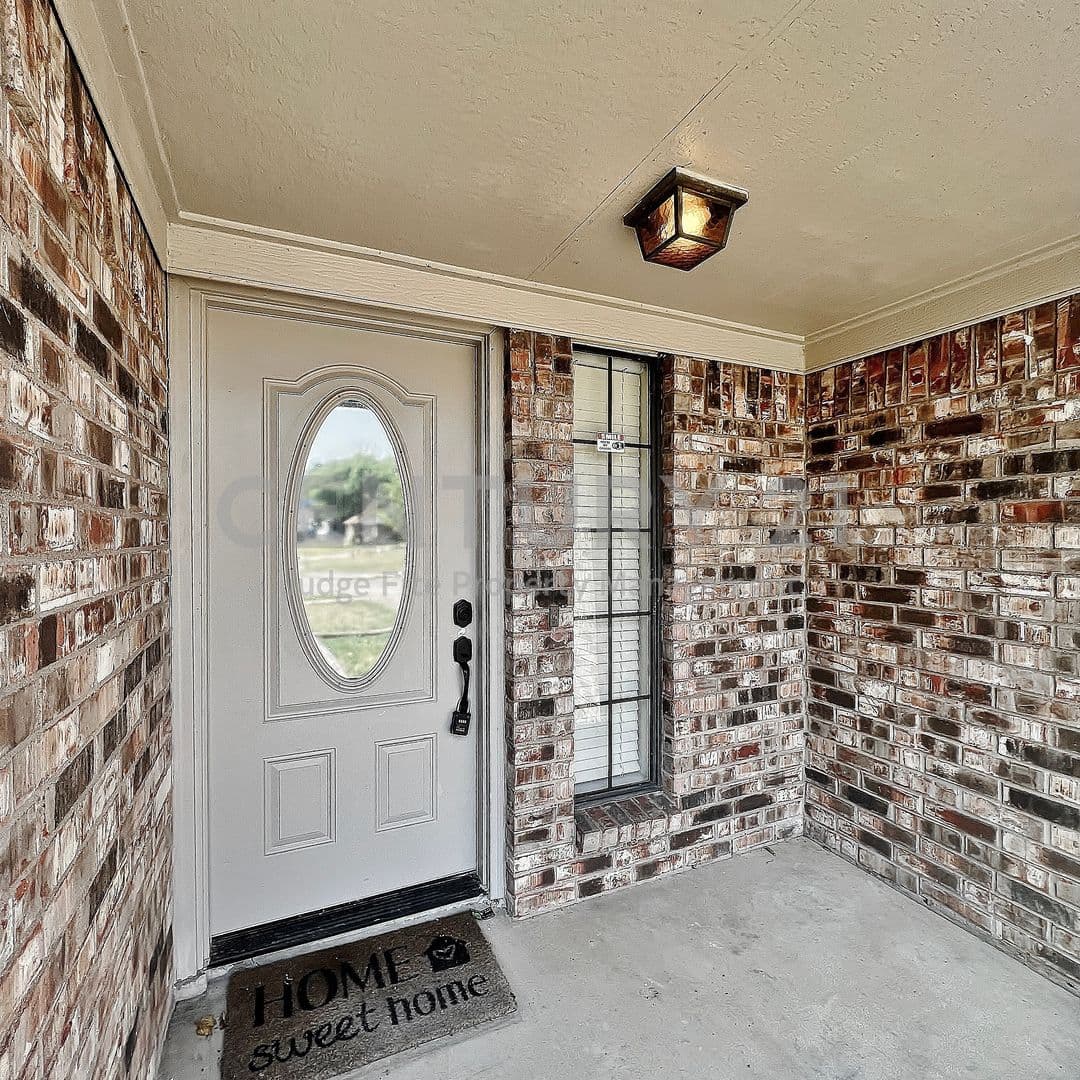 Arlington House: 4808 Waxwing Drive
