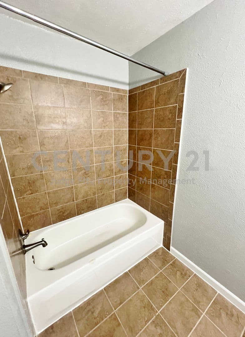 Carrollton House: 3100 Chestnut Road