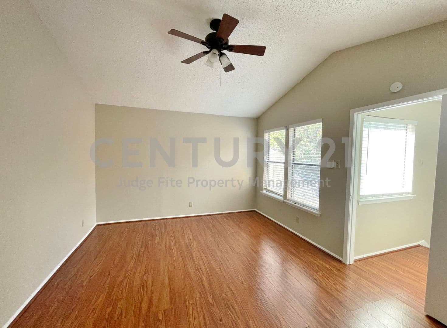 Irving Townhome: 1910 Wilshire Drive
