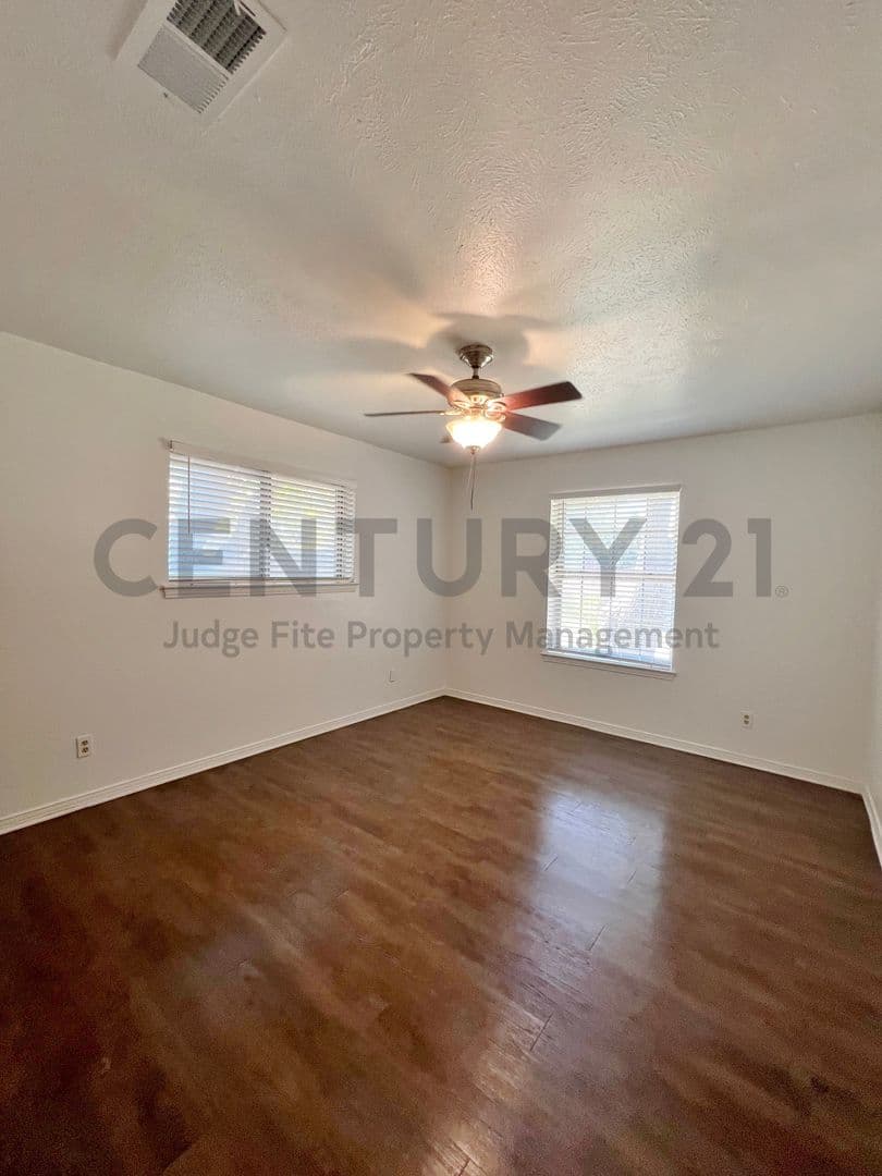 DeSoto House: 1008 Pine Tree Lane