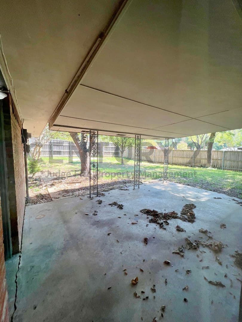 DeSoto House: 1008 Pine Tree Lane