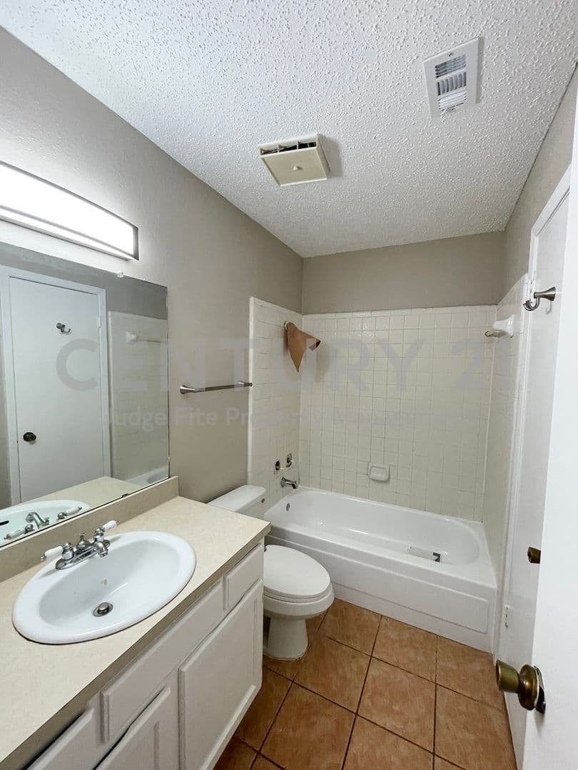 Irving Townhome: 1910 Wilshire Drive