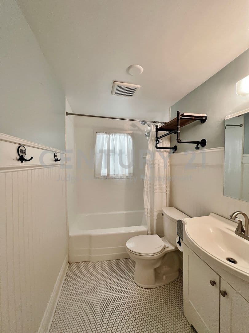 Granbury House: 713 Spring Street