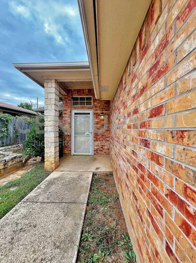 Arlington House: 5131 Trail Dust Lane