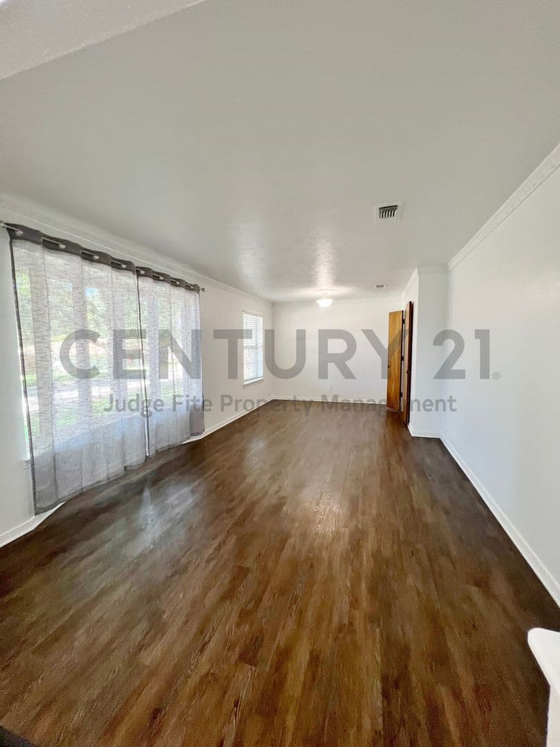 DeSoto House: 1008 Pine Tree Lane